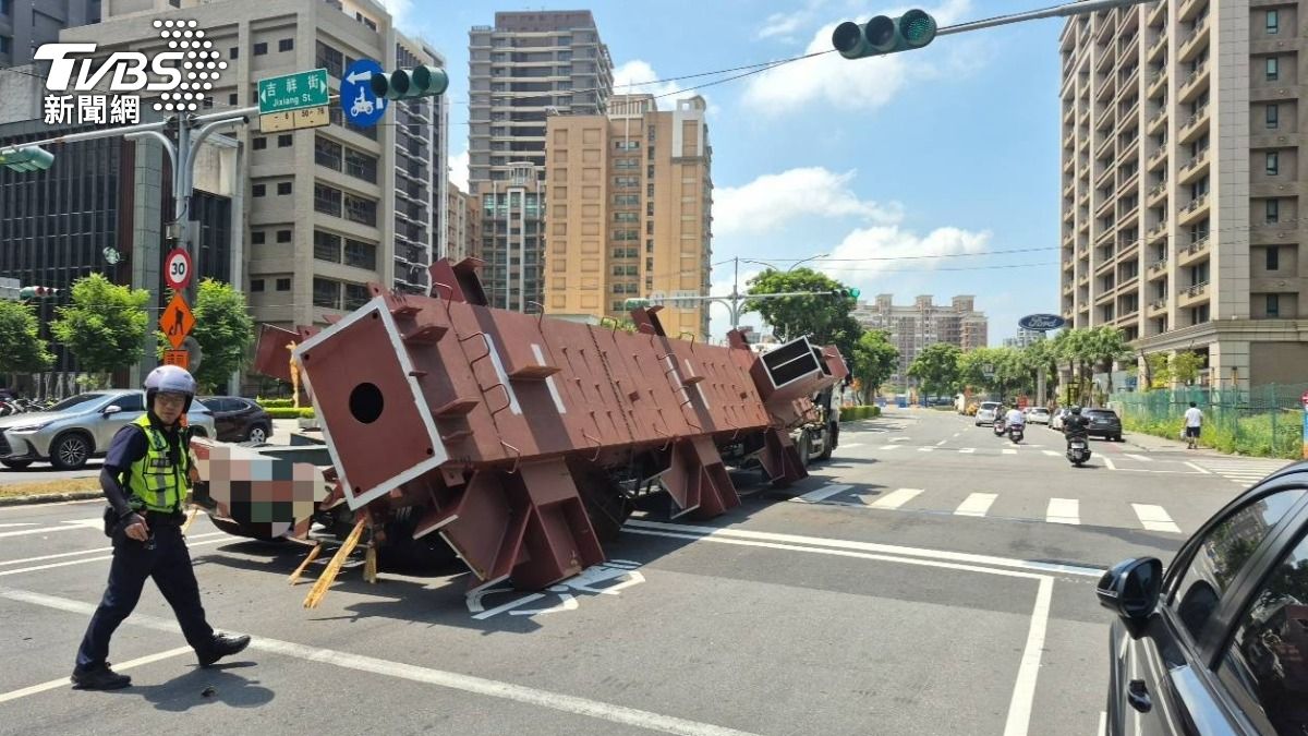 鋼柱從聯結車上掉落,差點砸中路過車輛。(圖/TVBS)