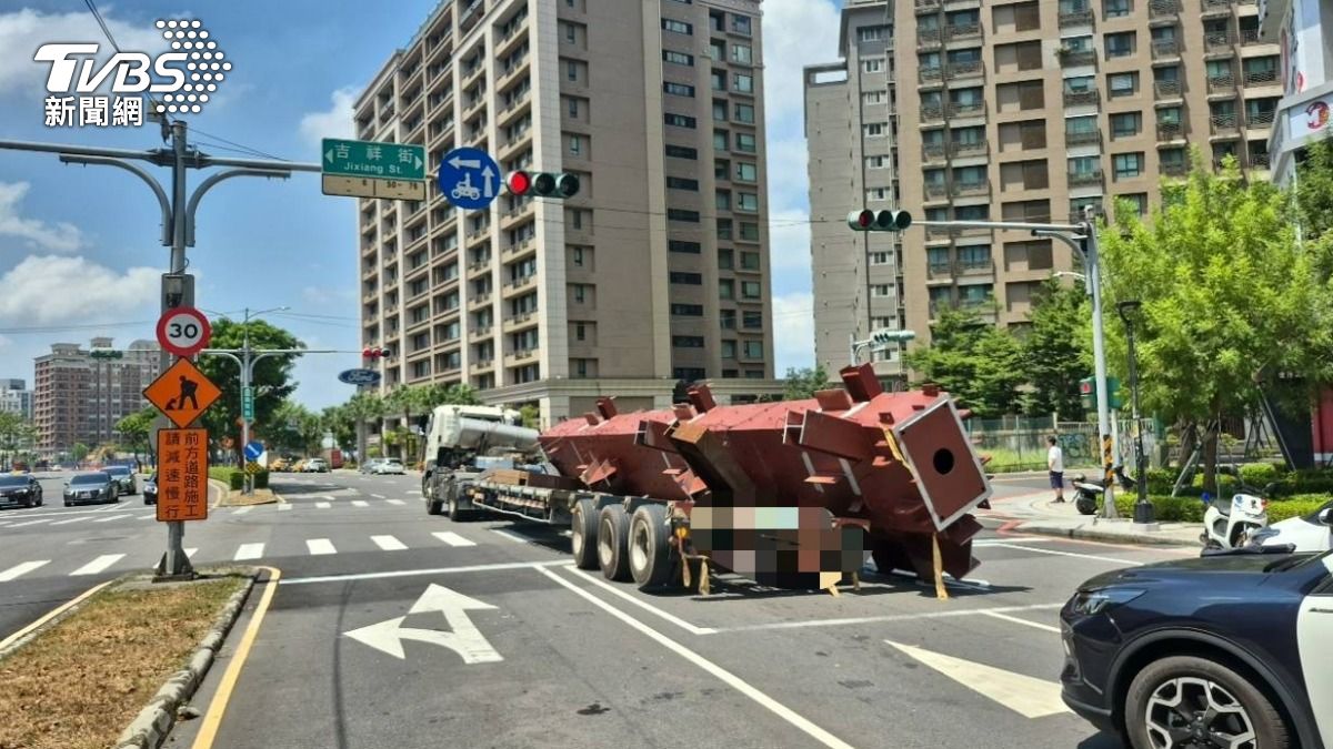 鋼柱從聯結車上掉落,差點砸中路過車輛。(圖/TVBS)