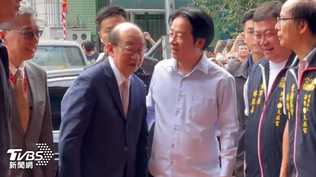 傳逼宮老柯?賴清德笑臉同框柯建銘 2人握手拍肩互動曝