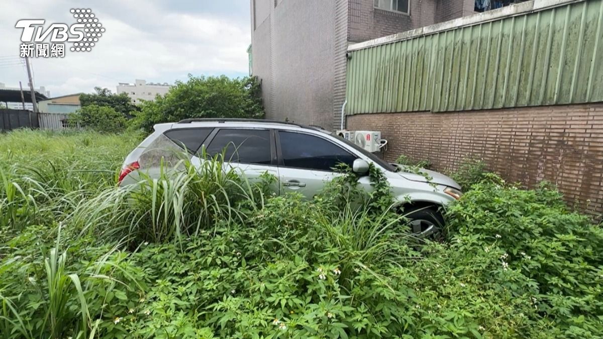 百萬名車荒廢在雜草堆已經七年。(圖/TVBS)
