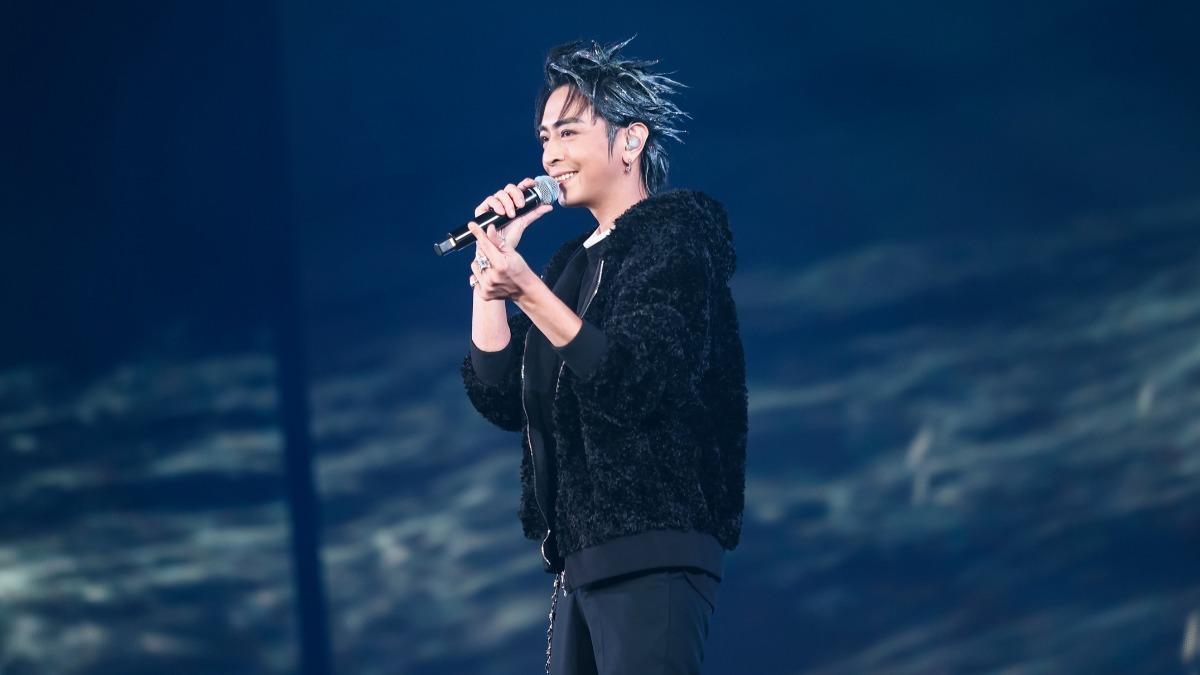Toro重現20年前〈暴風雨〉MV服裝及場景。(圖/相信音樂提供)