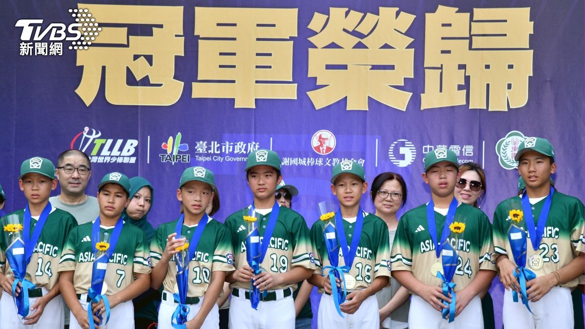 台北市東園國小在美國威廉波特世界少棒錦標賽中以7比0完封美國，台北市政府今天舉辦盛大遊行，歡迎少棒英雄凱旋歸國。。(圖／胡瑞麒攝)