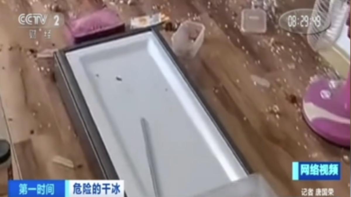 大陸有民眾因為順手把乾冰放進冰箱,結果引發爆炸,現場一片狼藉。(圖/大陸央視)