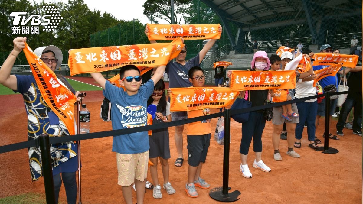  現場不少球迷手舉「臺北東園 台灣之光」的毛巾應援支持。(圖／胡瑞麒攝)