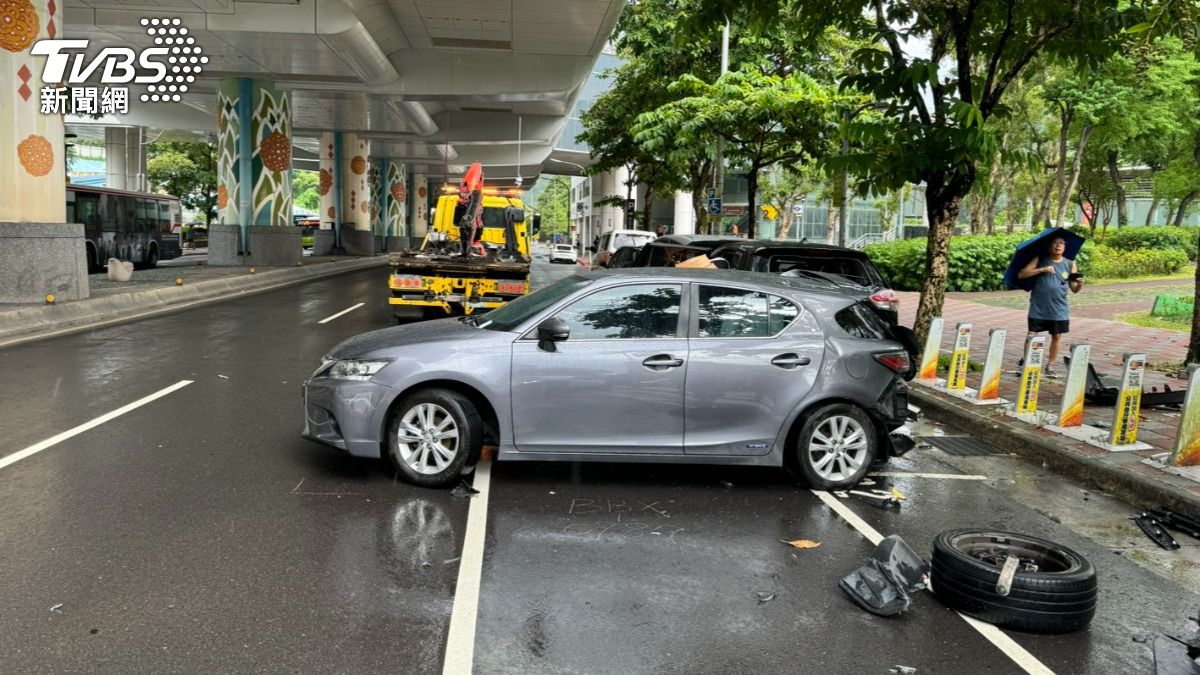 瑪莎拉蒂轎車自撞，車輪都噴飛，現場還波及另輛小轎車。（圖／民眾提供）