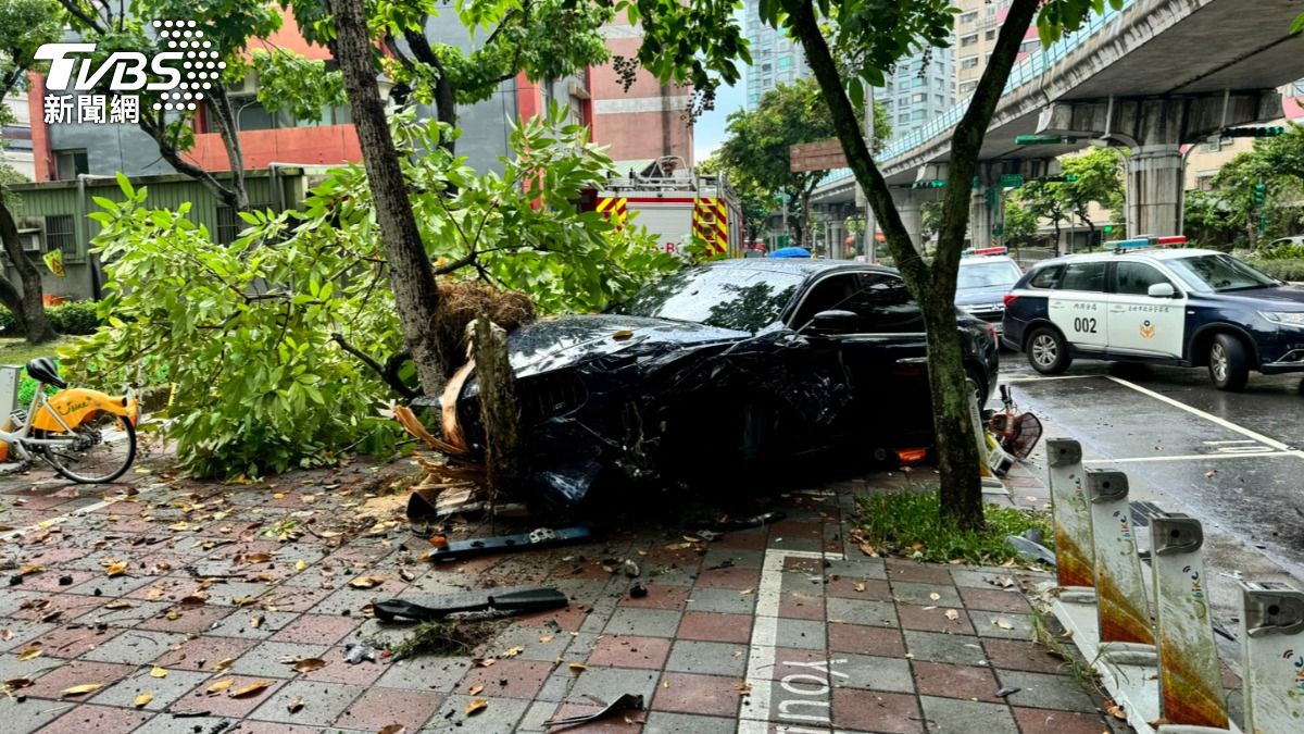 瑪莎拉蒂轎車自撞。（圖／民眾提供）