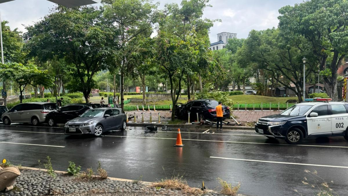 瑪莎拉蒂轎車自撞。（圖／民眾提供）