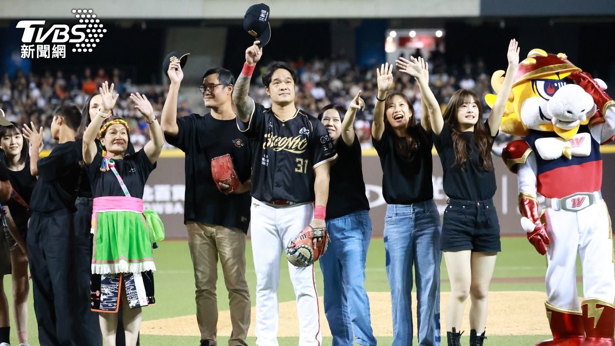 今日賽前林智勝家人也到場見證,並在球場留下合照。(圖/華子琛攝)