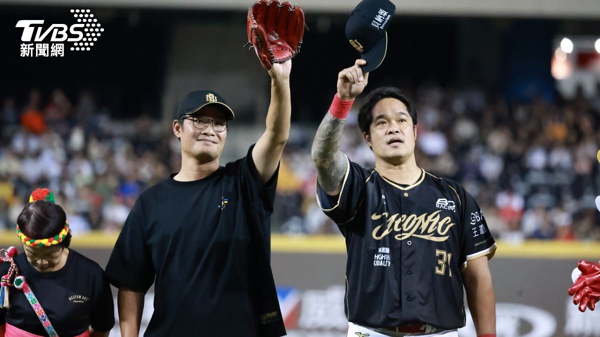 今日賽前林智勝家人也到場見證,並在球場留下合照。(圖/華子琛攝)