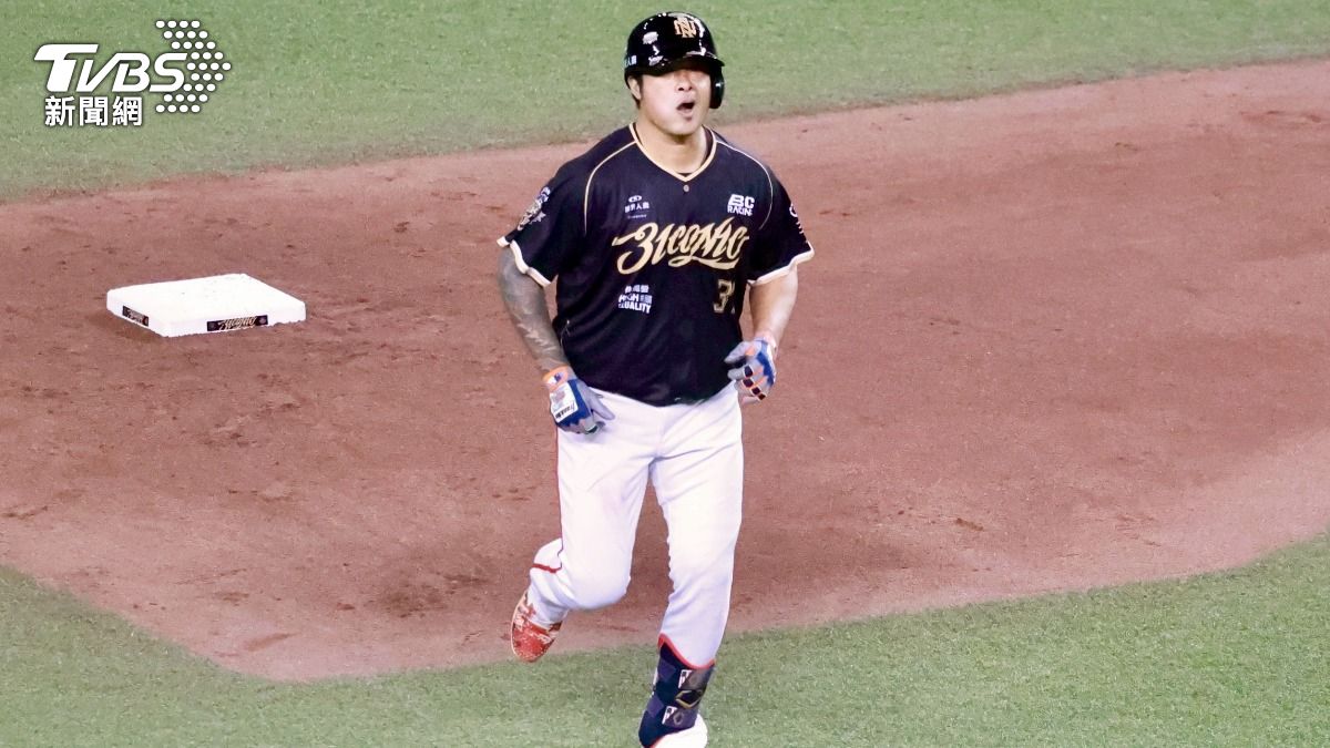 林智勝最終戰揮出第305轟,締造22個球季都開轟紀錄。(圖/華子琛攝)