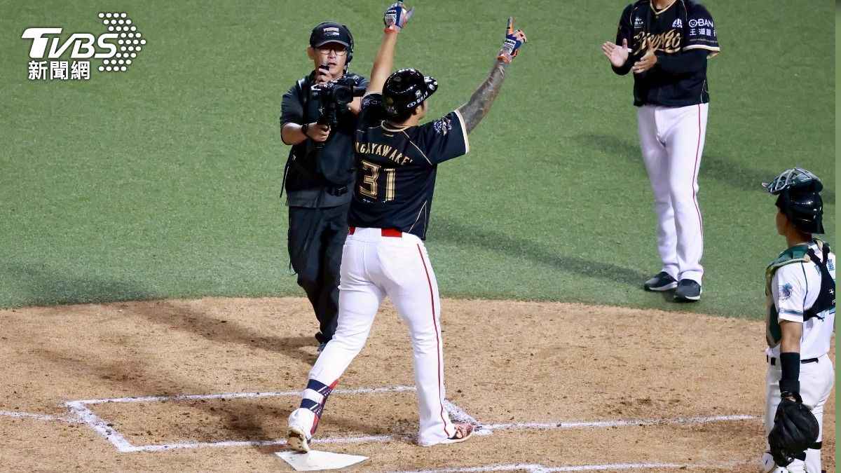 林智勝最終戰揮出第305轟,締造22個球季都開轟紀錄。(圖/華子琛攝)