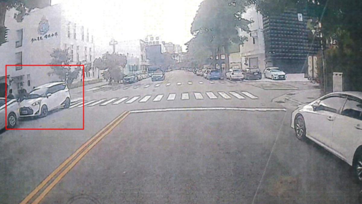 連環疏失釀憾！回訊息違停擋路口　害無照男撞死未禮讓騎士
