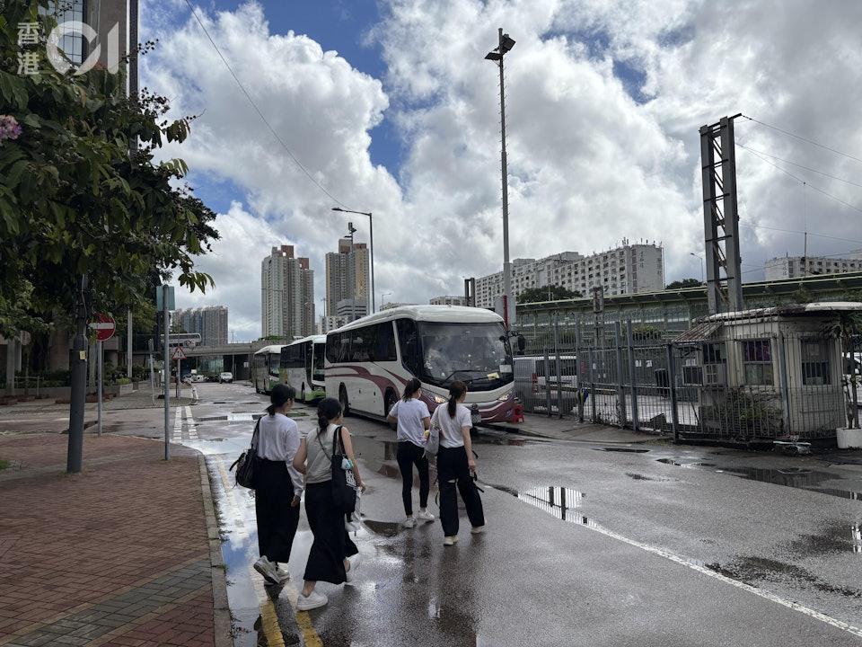 香港7日早上多處有雨。(圖/香港01)
