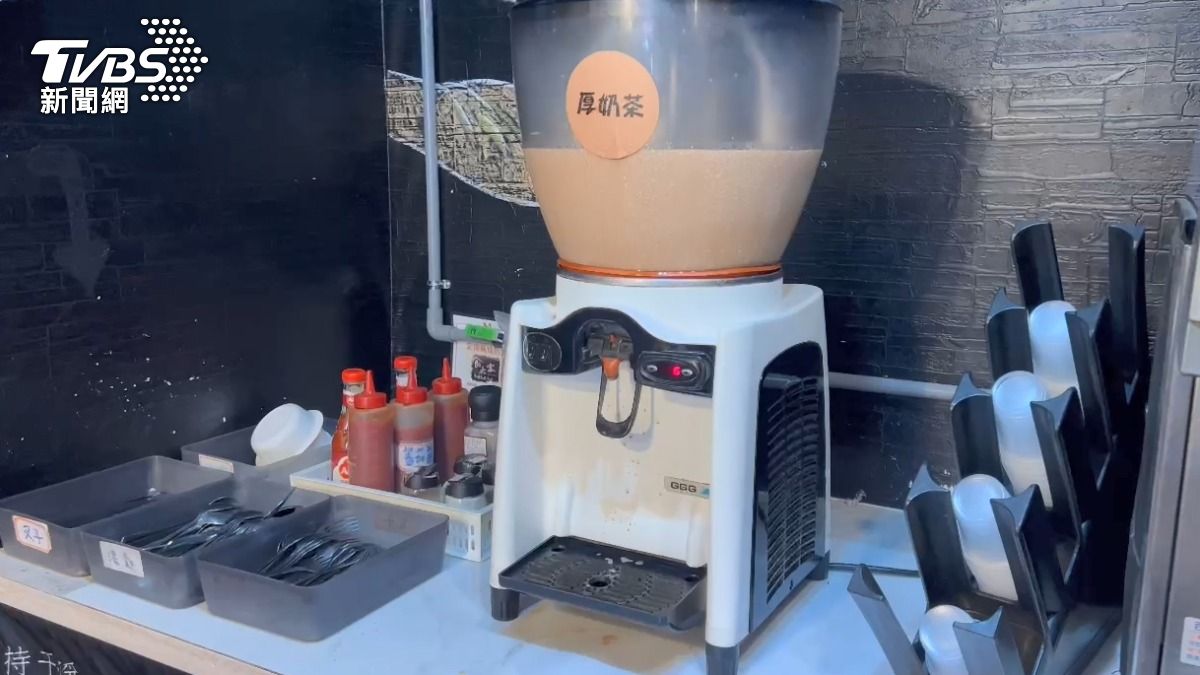 顧客反映用餐時發現奶茶已臭酸，更在牆上發現蟑螂出沒。（圖／TVBS）