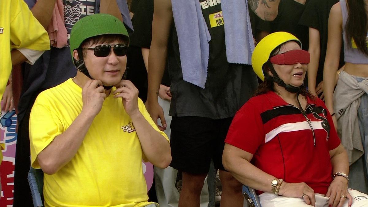 胡瓜玩遊戲時偷換上墨鏡。（圖／民視提供）