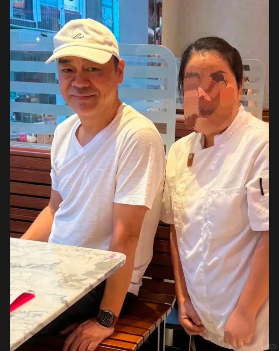 網友偶遇影帝劉青雲和老婆郭藹明。（圖／翻攝自小紅書）