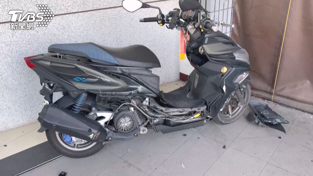 「扶好機車就閃人」肇逃全被錄!保全拍照秒抓包。(圖/警方提供)