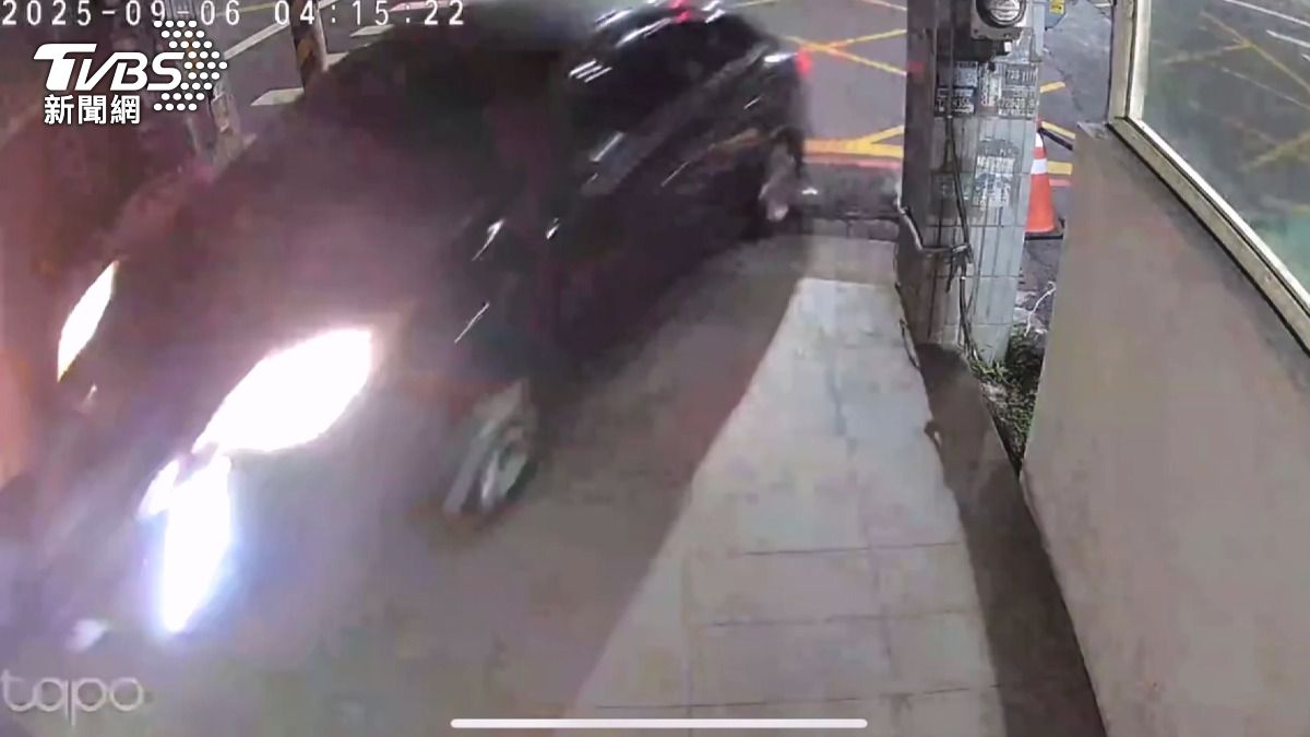 一陣尖銳的煞車聲後,一輛汽車突然衝進彰化市四維路一處民宅騎樓。(圖/警方提供)
