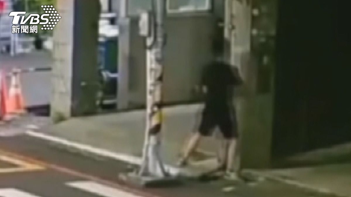 黑衣男子行為鬼祟,上前將路障扶起,再把被撞倒的機車扶好。(圖/警方提供)