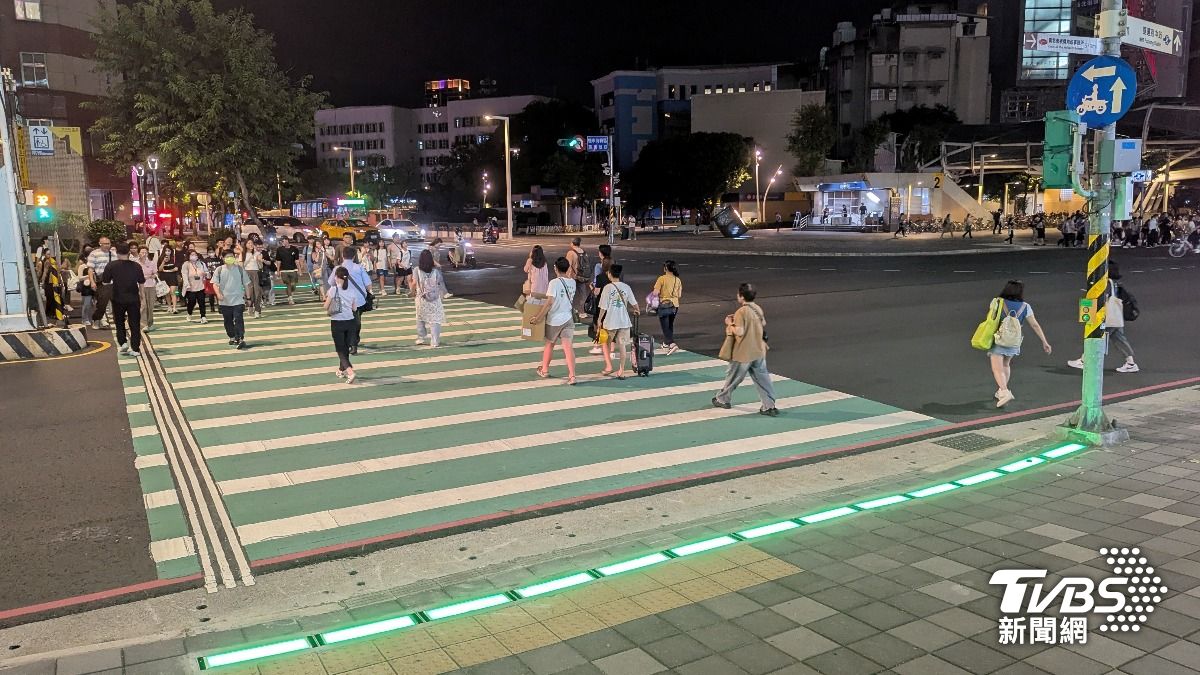 低頭也能看見!行人專屬地面警示燈府中站登場