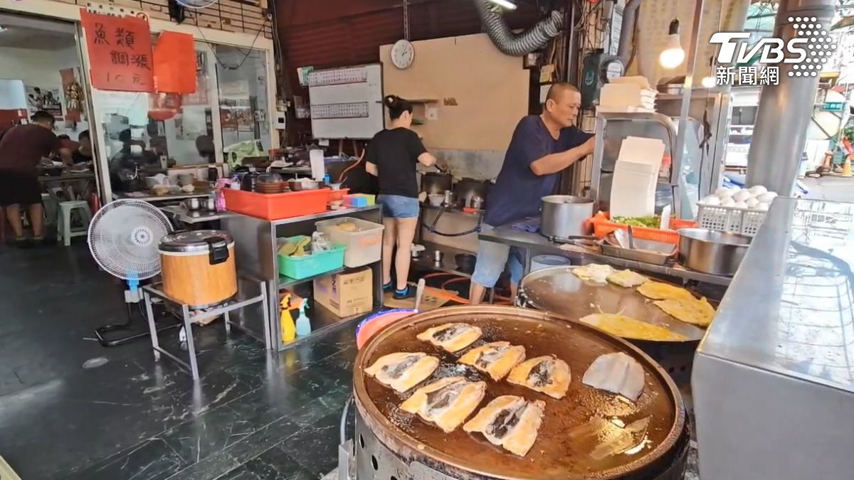 這間位於台南新營的小吃店已經營業27年,店內的虱目魚飯和蚵仔煎都非常有名。(圖/TVBS)