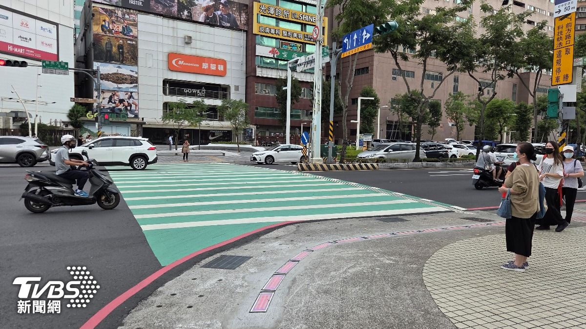 交通局提醒,行人過馬路時仍應遵守號誌、切勿闖紅燈,也不要低頭滑手機,以免忽略來車。(圖/新北交通局提供)
