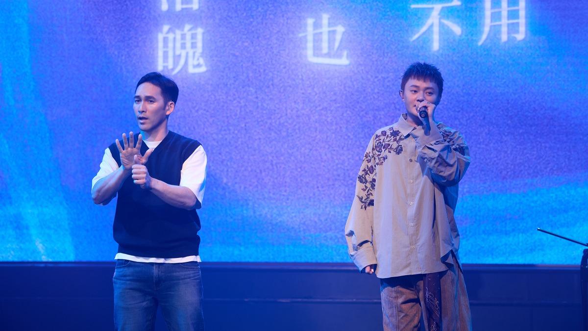 許富凱與聾人表演者、牛暄文共同表演《會記得喔》。（圖片提供／聲音藏在）