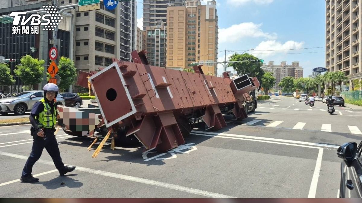 聯結車超載近13公噸、鋼梁掉落到路面上。 (圖/TVBS)