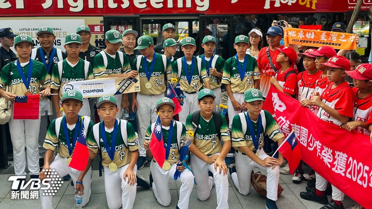 東園國小少棒隊封王遊行。(圖/台北教育局提供)