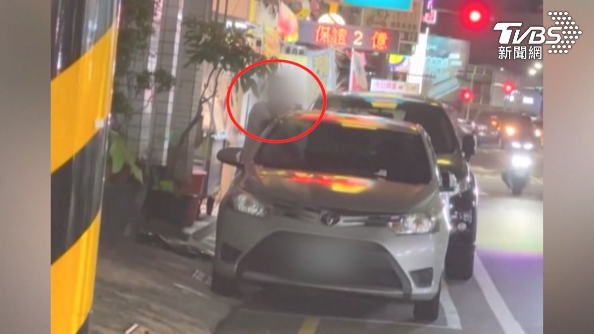 台南市金華路日前出現一名白衣男子半夜瘋狂砸車，聲稱要「救人」。（圖／TVBS）
