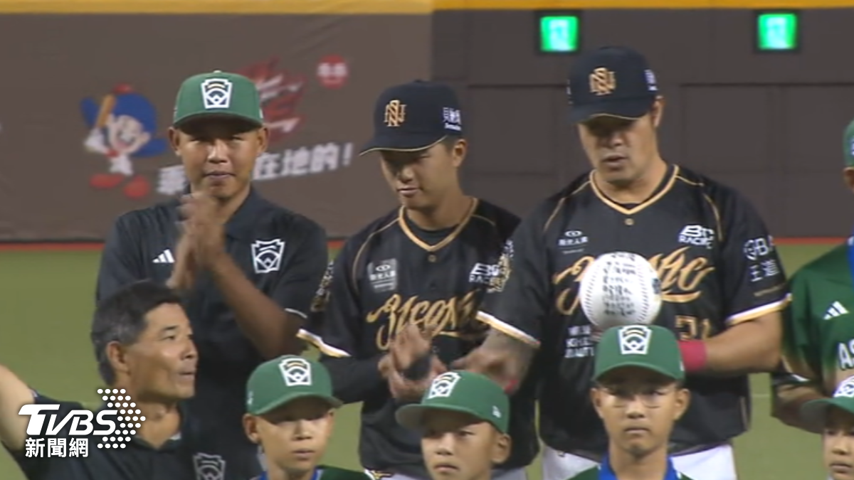 東園國小少棒隊和林智勝碰面。(圖/TVBS)