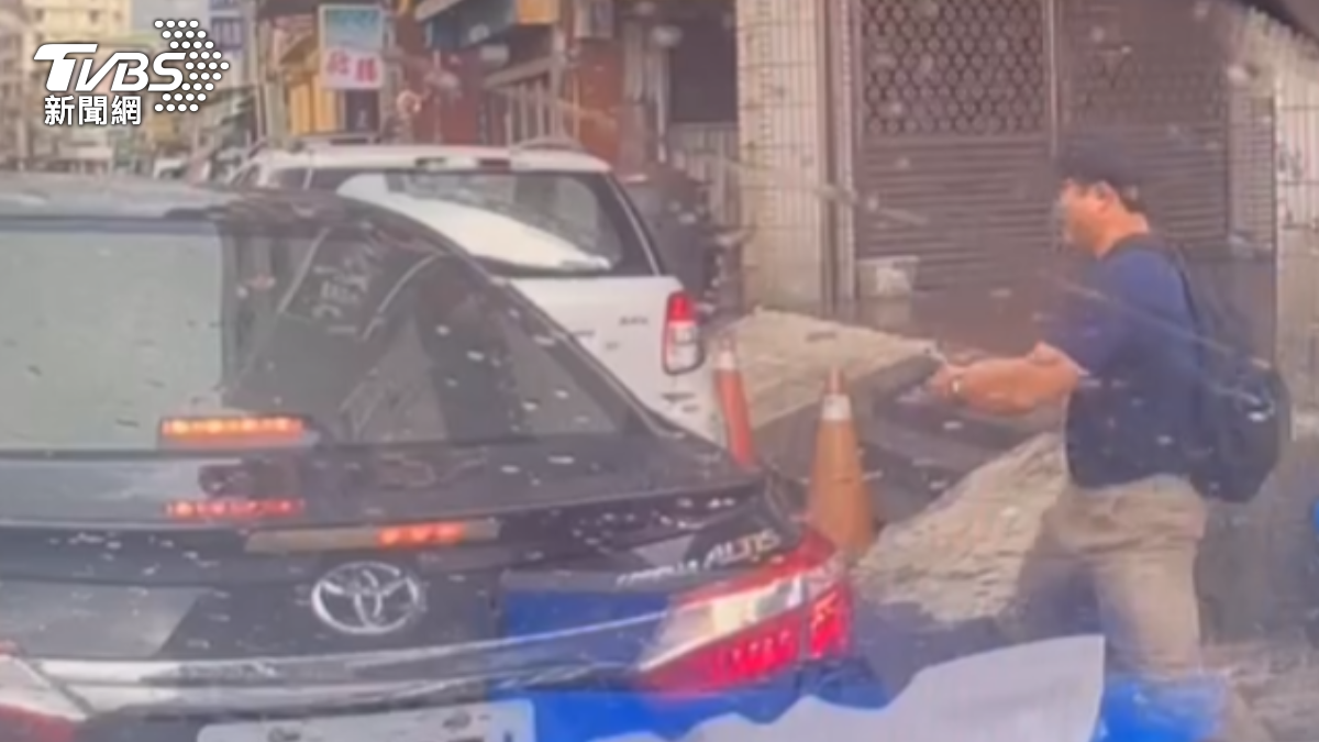 嫌犯轎車遭包圍,仍試圖開車衝撞,員警當機立斷連開4槍,成功攔阻嫌犯逃跑。(圖/TVBS)