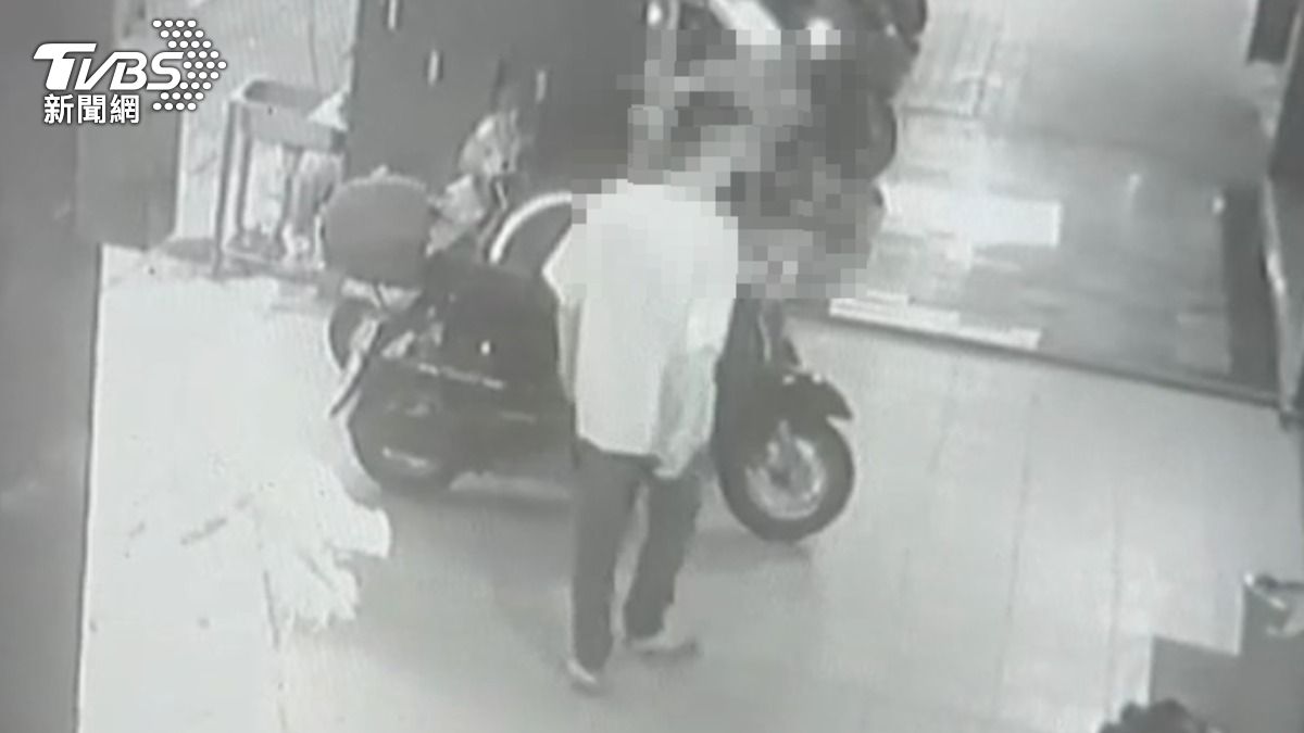 主嫌陳姓男子6號清晨,在當鋪門口閒晃,隨後大膽進入當鋪行竊,找來同夥接應逃跑。(圖/TVBS)