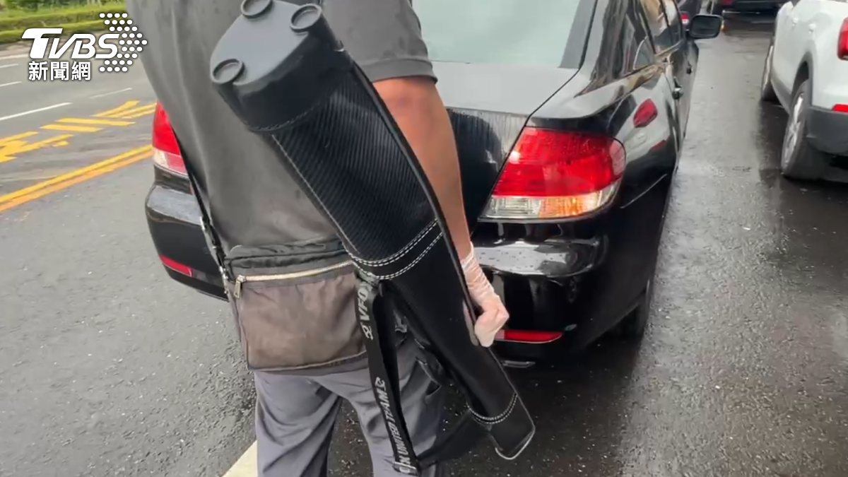 員警搜出一把長槍,雖嫌犯供稱是空氣槍,但仍待鑑驗是否具殺傷力。(圖/TVBS)