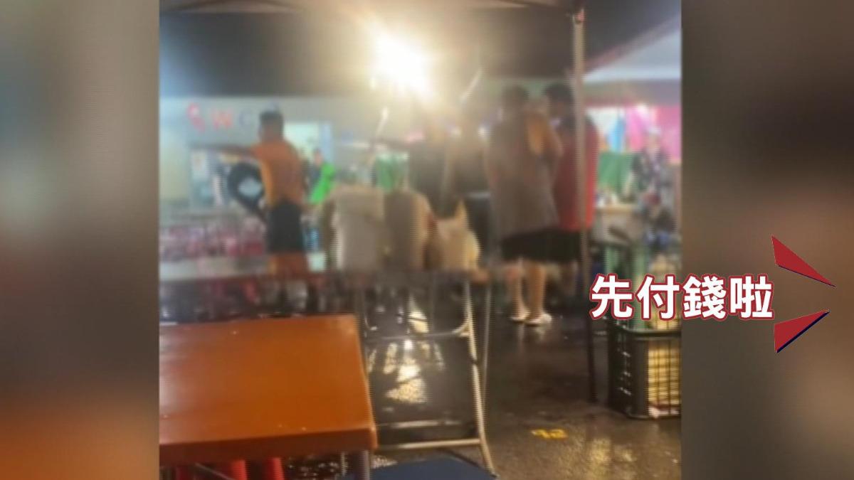 旱溪夜市酒後鬥毆掀桌摔椅!攤商急喊「先付錢啦」。(圖/店家提供)