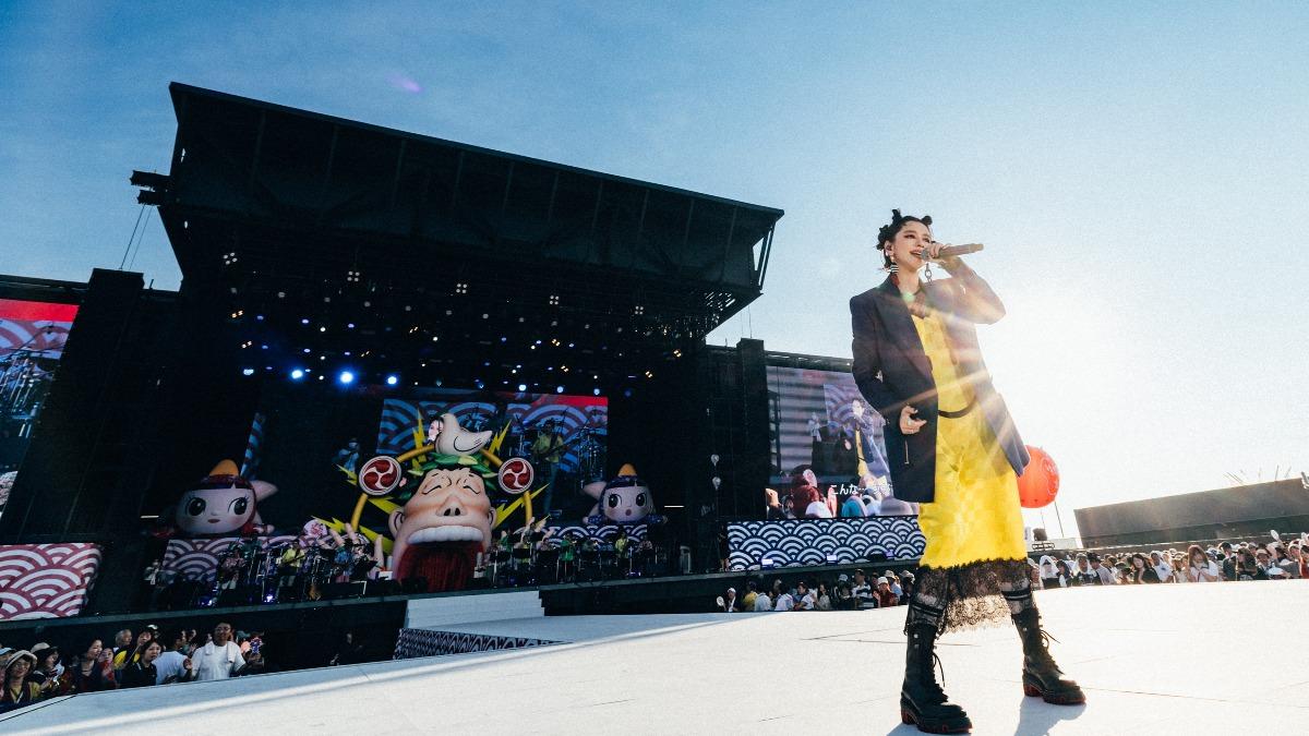 才唱完大巨蛋!「不老女神」現蹤大阪被拍 經典丸子頭美成這樣