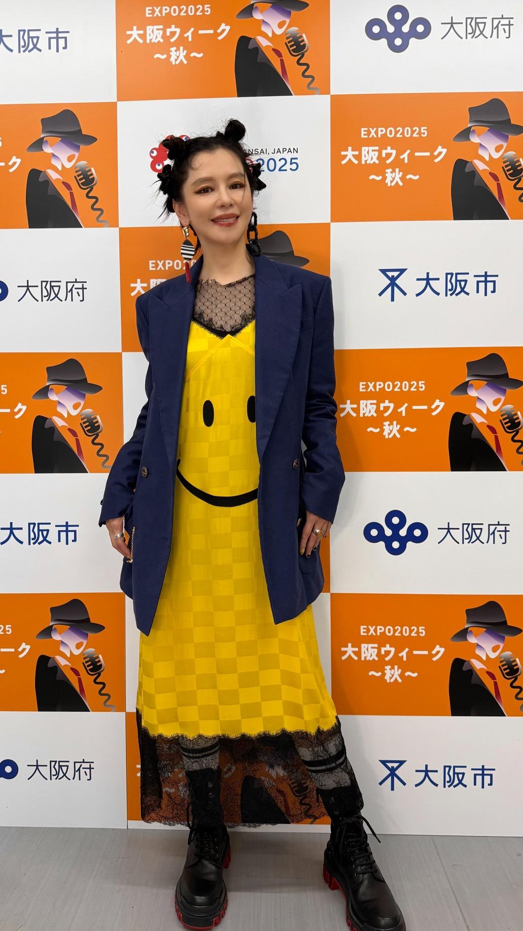 徐若瑄頂著延續黑色餅乾的丸子頭出場。(圖/威威巖提供)
