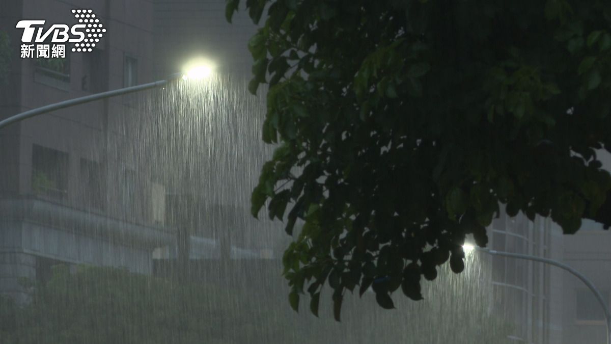 傍晚時分遭遇豪大雨侵襲，多區出現嚴重災情。(圖／TVBS)  