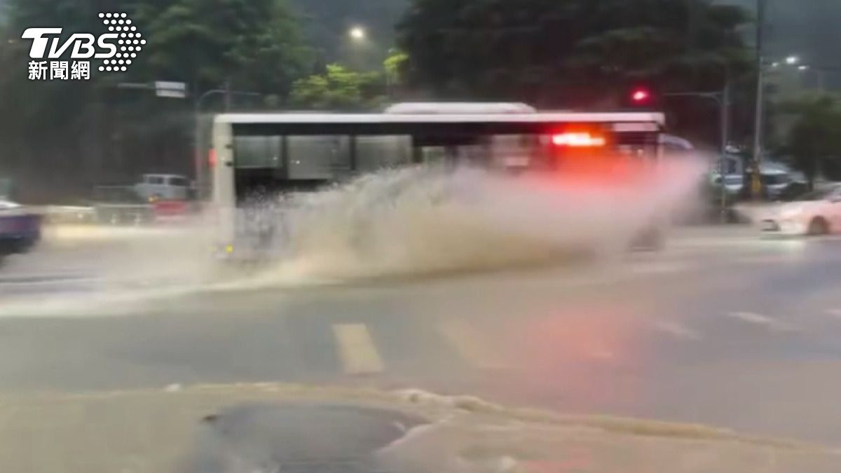 太平區中竹林地區的降雨量相當驚人，時雨量高達96.5毫米。(圖／TVBS) 