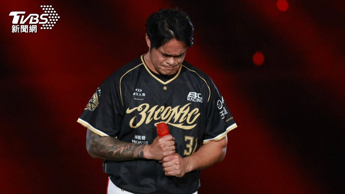 林智勝在引退儀式上致詞時哽咽落淚。(圖/華子琛攝)