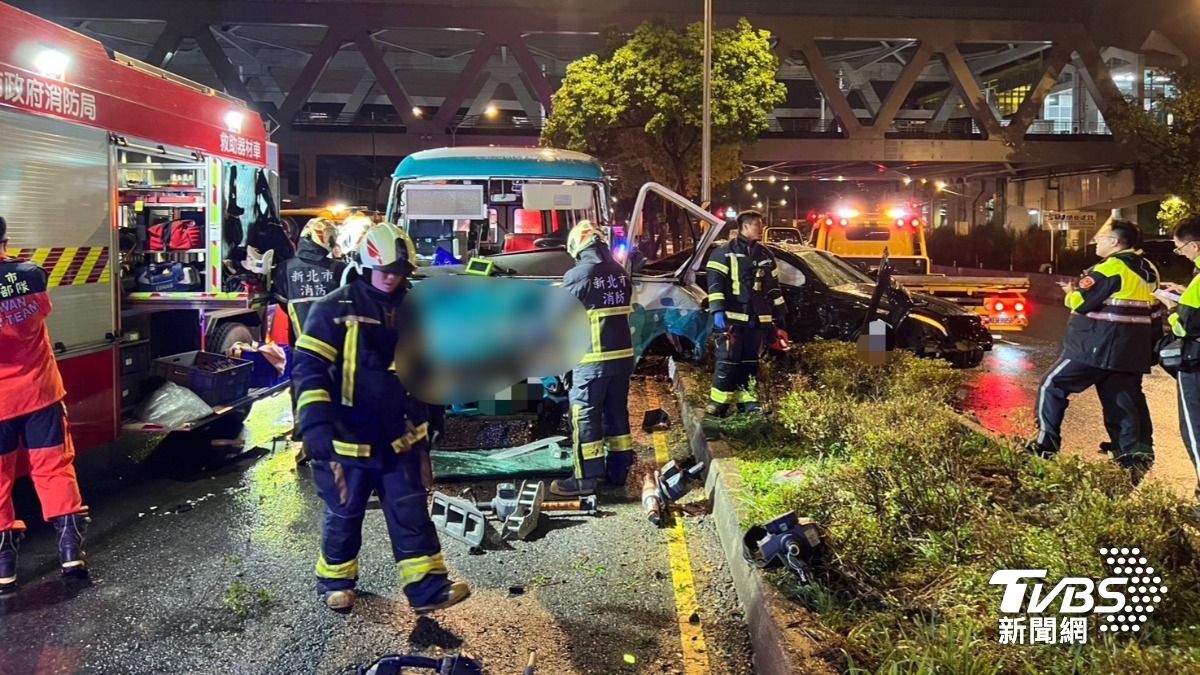 失速賓士車分隔島飛來！新店小巴衰挨撞　女司機夾困痛骨折