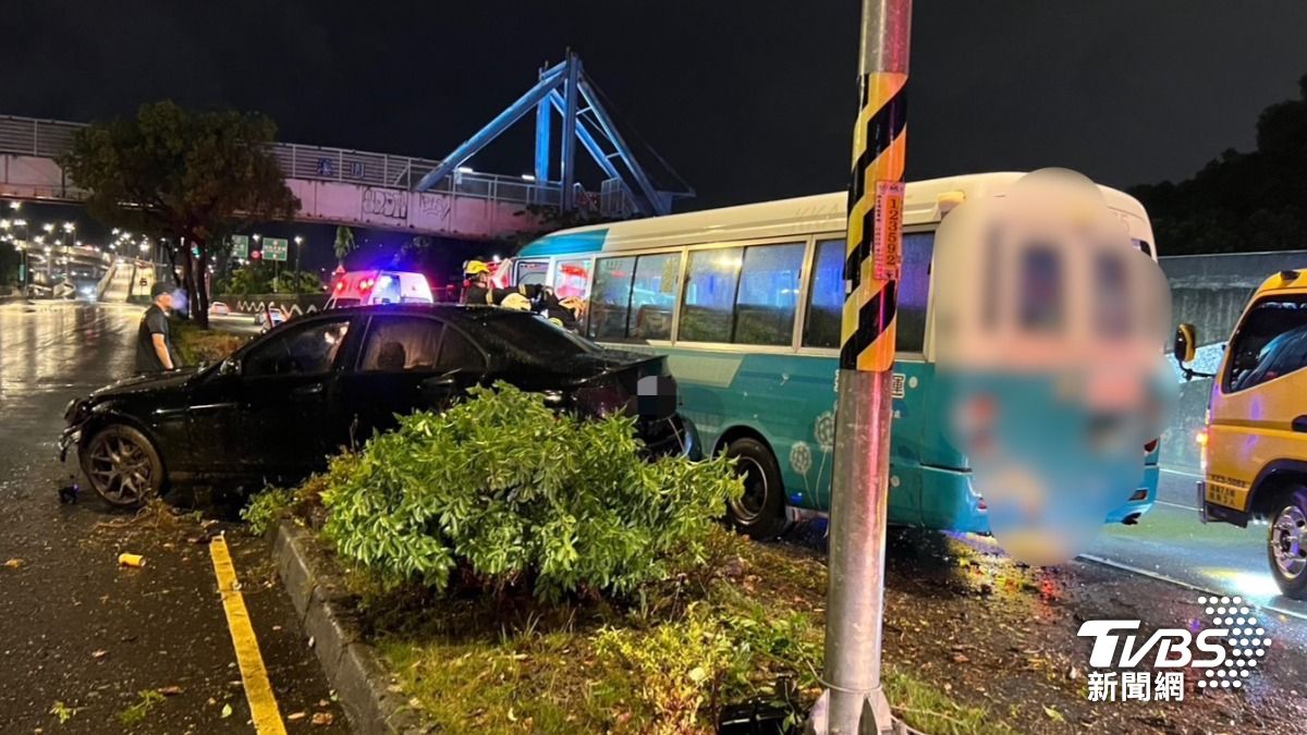 賓士車從分隔島飛過來,砸向對面車道一輛懷恩專車。(圖/TVBS)