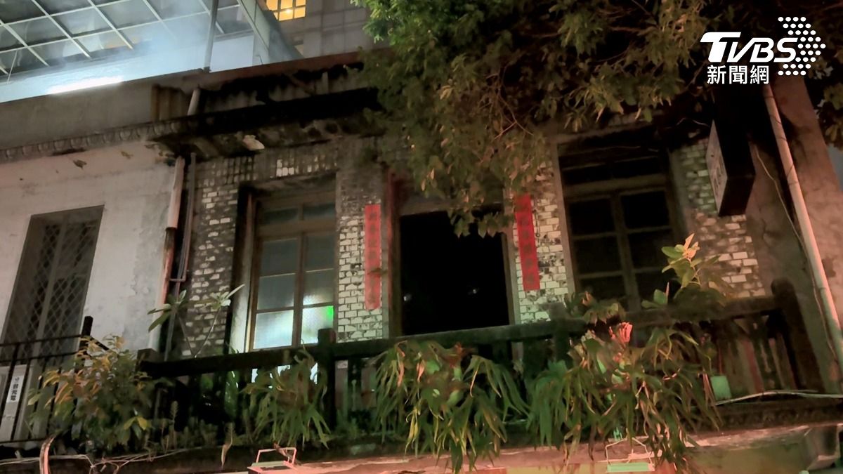 知名婚紗鞋店在起火建築物隔壁,險遭波及。(圖/TVBS)