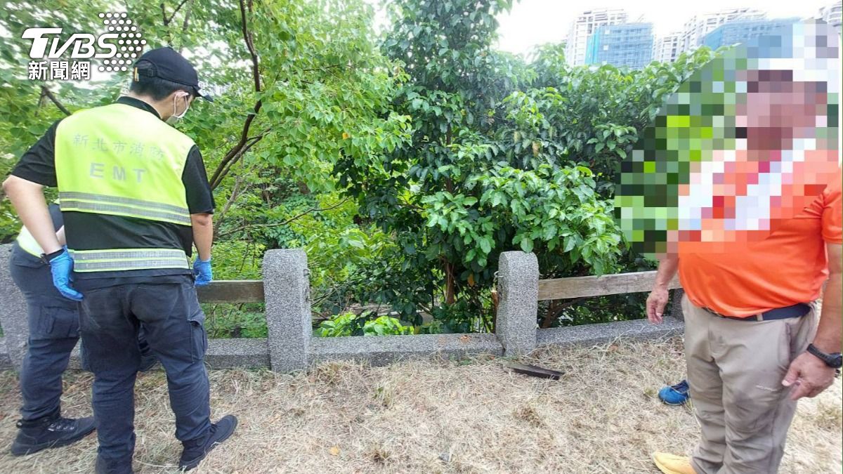 李男倚靠在圍欄旁休息，沒想到圍欄突然斷裂，導致李男墜溪。（圖／TVBS）