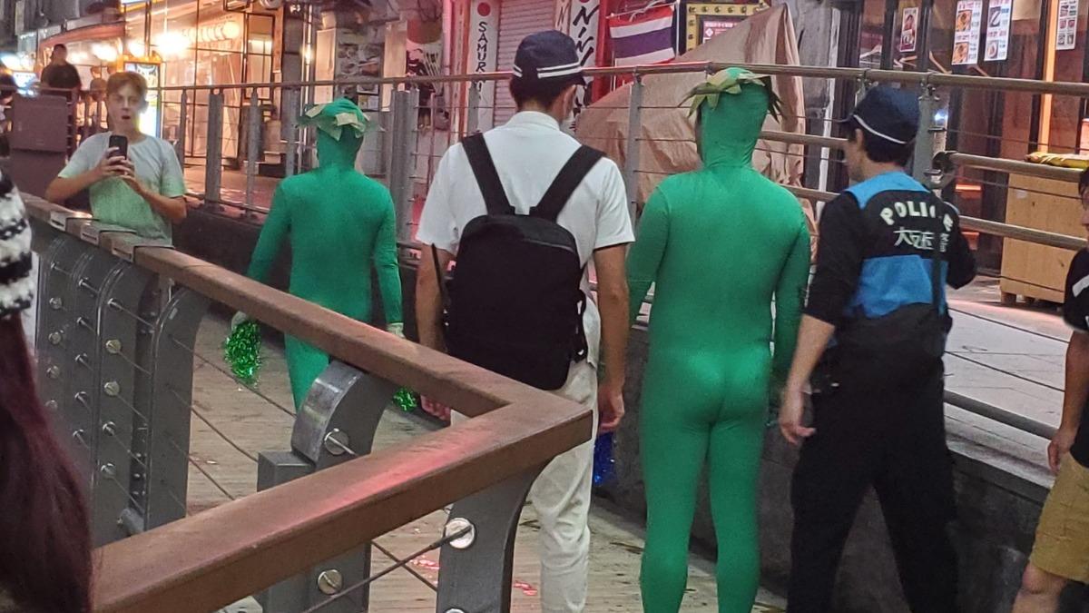 2名裝扮成河童的男子跳河慶祝。（圖／翻攝自X@108__3D）