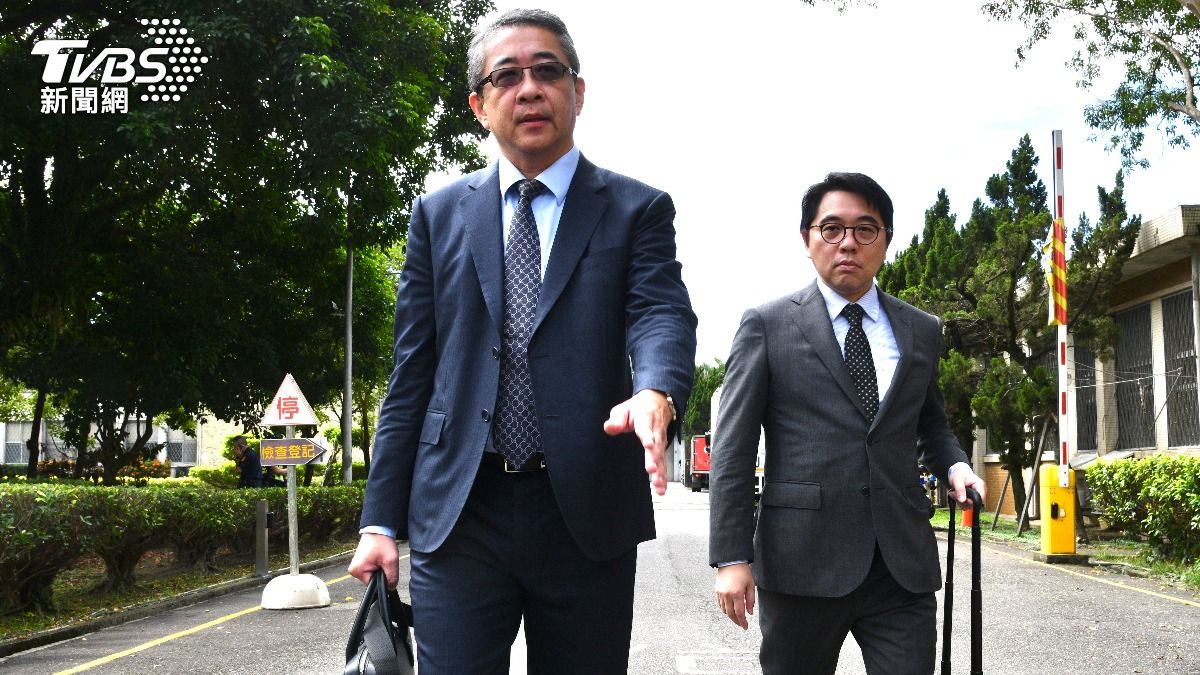 柯文哲律師團鄭深元(左)、陸正義(右)。(圖/胡瑞麒攝)