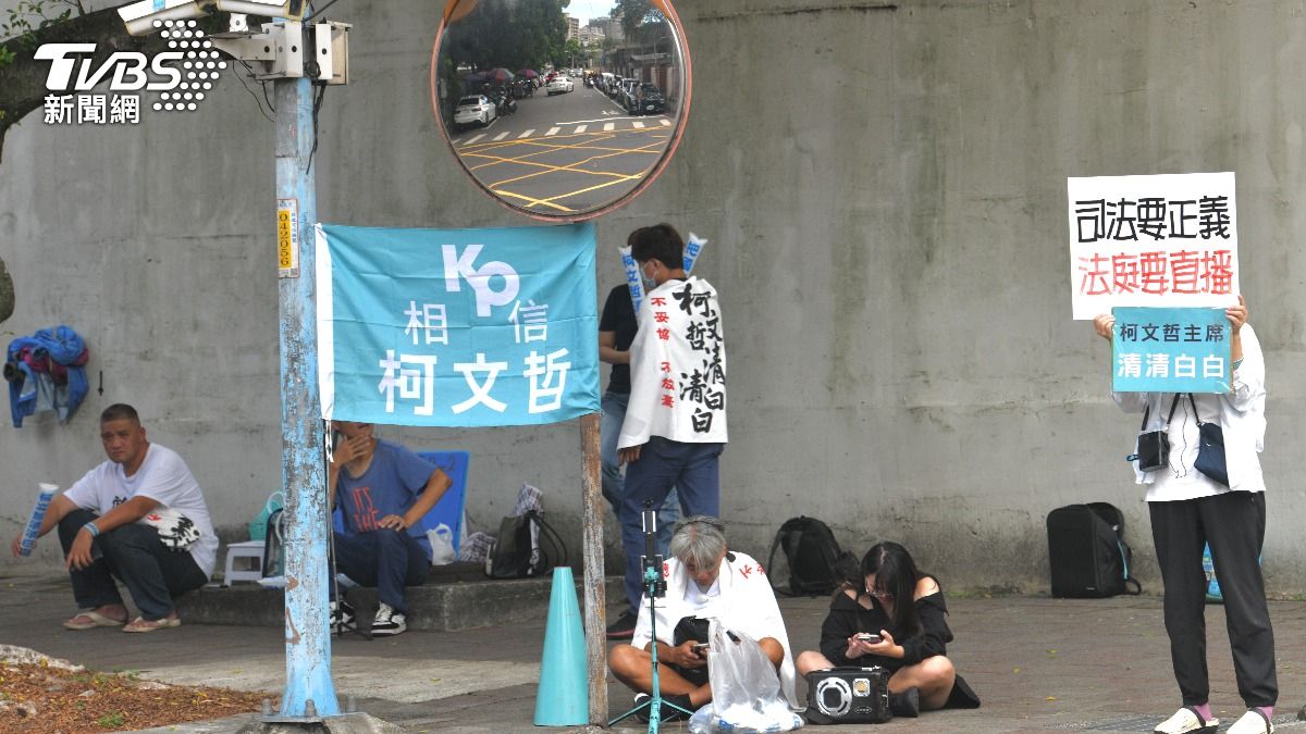 小草集結北所,準備接柯文哲回家。(圖/胡瑞麒攝)