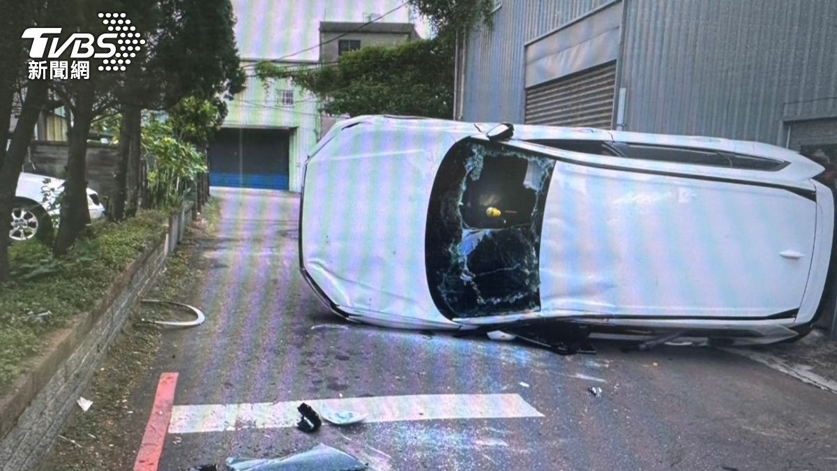 閃不及!中壢小客車自撞矮牆嚴重側翻 擋風玻璃全碎