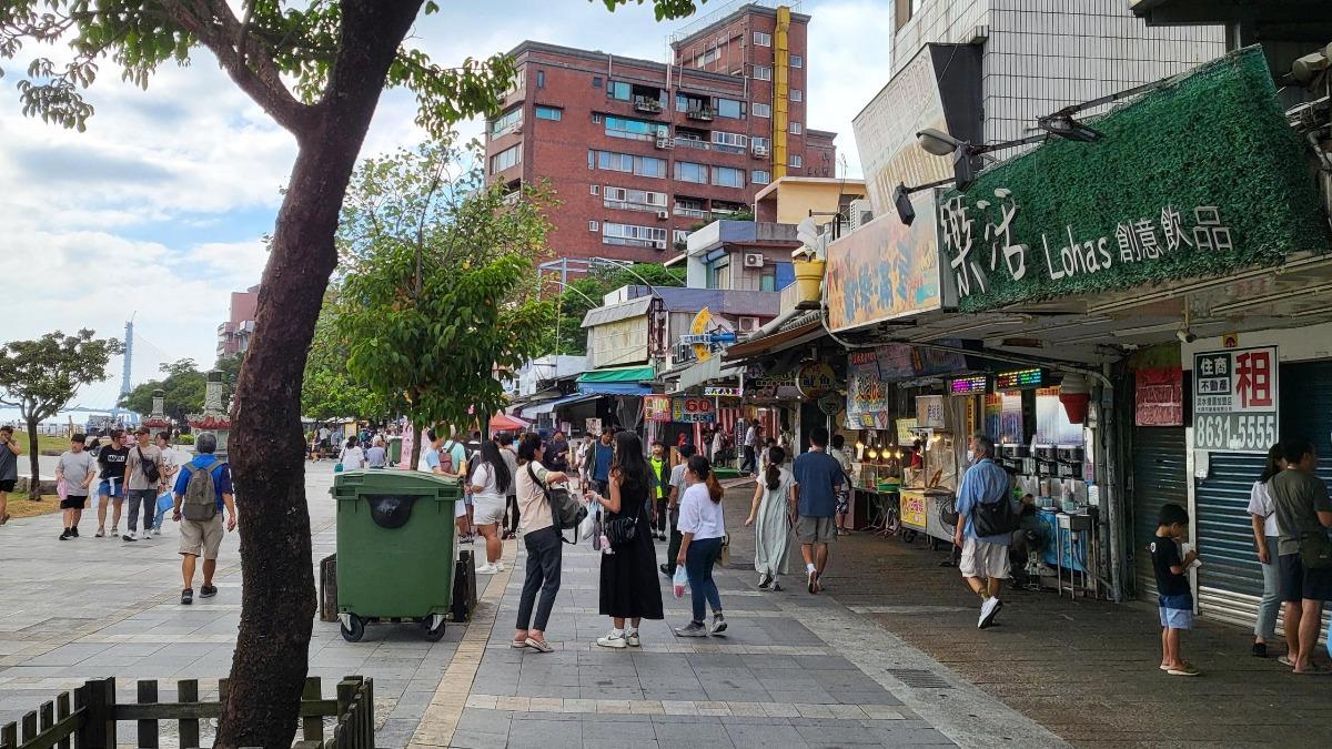 網友指出十年前來淡水老街時那時人擠人，十年後再來淡水老街卻只有兩三隻小貓。（圖／翻攝自PTT）