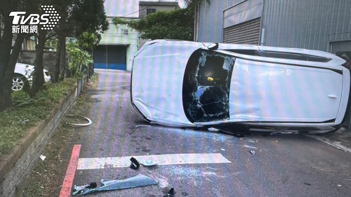 休旅車自撞矮牆側翻，一家四口嚇壞。（圖／TVBS）